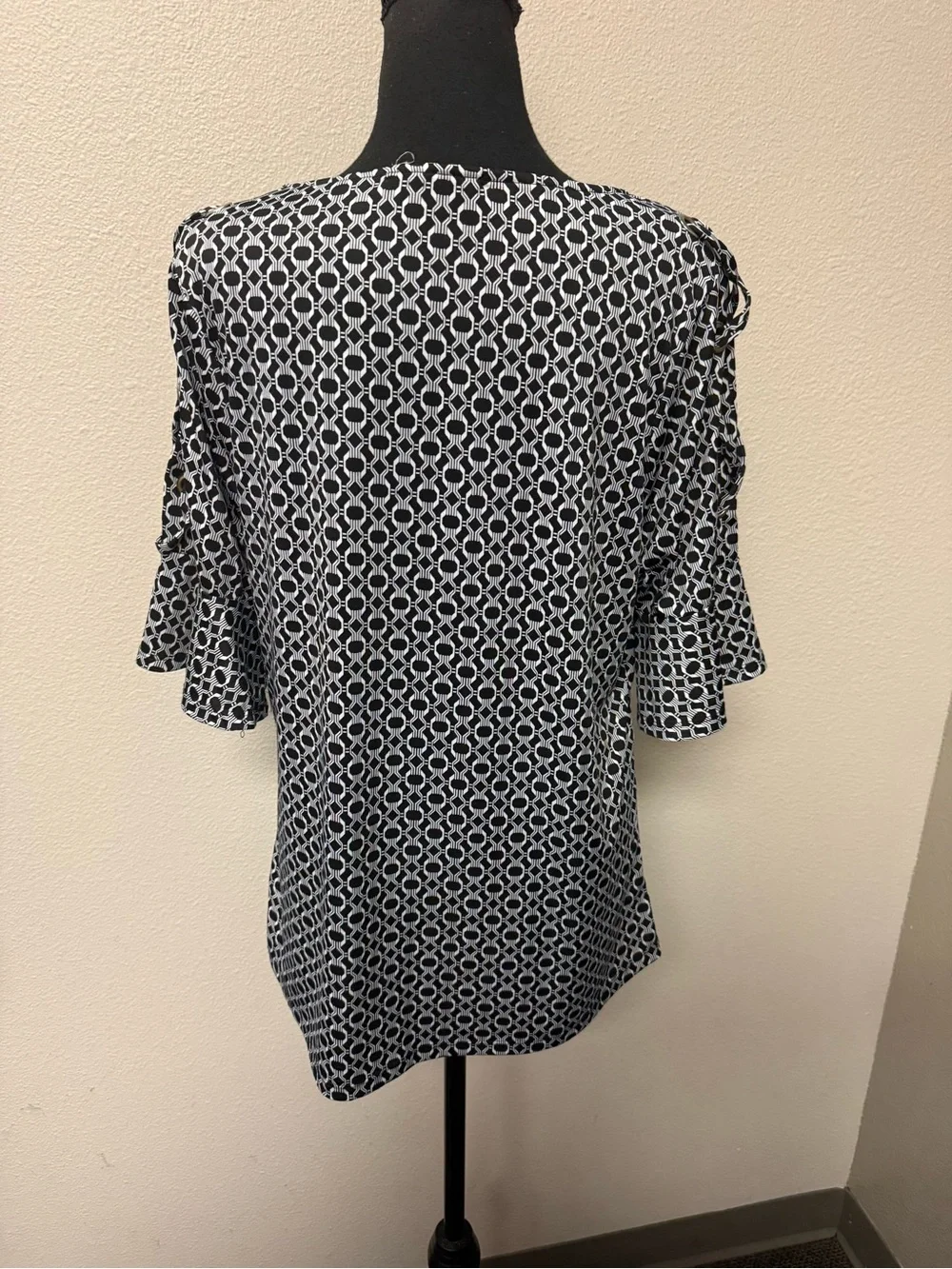 Above & Beyond 1X Black White Geometric Tunic Bell Sleeve Eyelet Detail Top - Picture 5 of 9